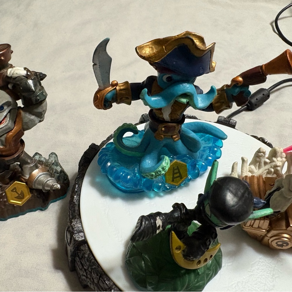 PS3 portal with skylanders 8 of them - Picture 7 of 11